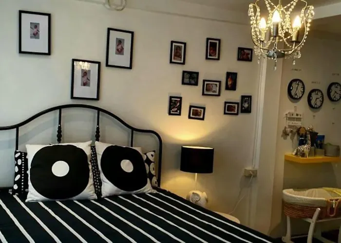 Beautiful 5 Story Family House Сasa de vacaciones Bangkok